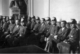 Berthold Schenk Graf von Stauffenberg (zweiter von rechts) und andere Angeklagte am 10. August 1944 vor dem Volksgerichtshof (Foto: BArch 146-2008-0185)